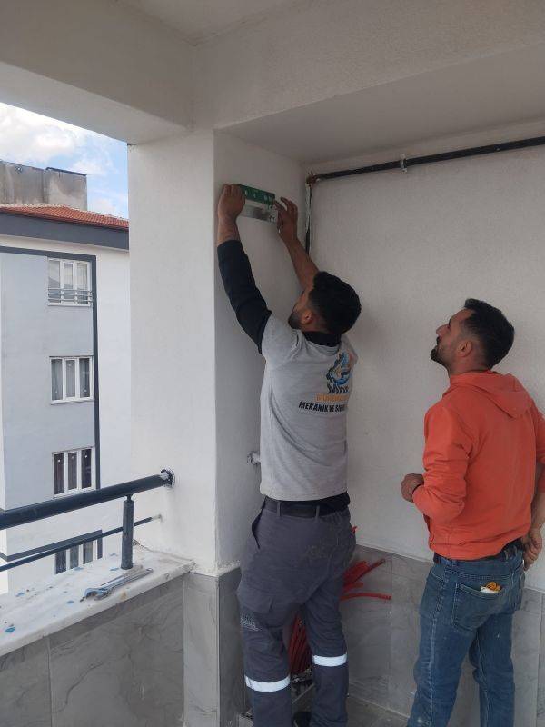 Su terazisi ile askı konsolunun duvara montajı